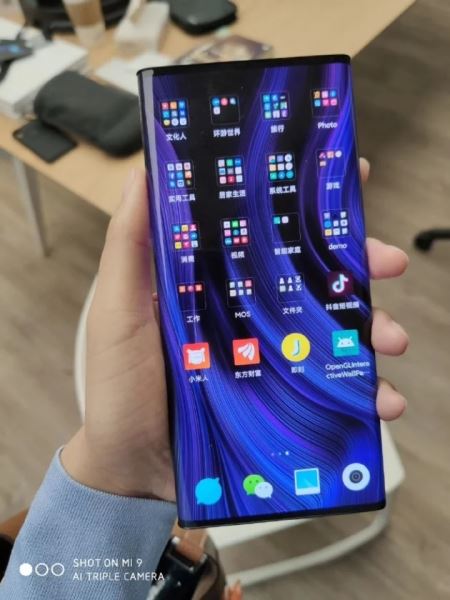 Xiaomi представила смартфон с экраном вокруг всего корпуса