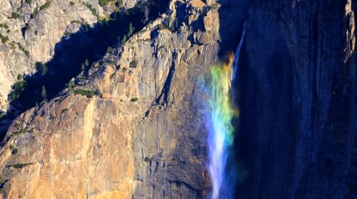 В нужное время и с нужного места в парке Йосемити можно увидеть волшебный водопад, переливающийся всеми цветами радуги (3 фото + видео)