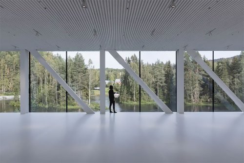В Норвегии открылся необычный изогнутый мост-музей (12 фото)