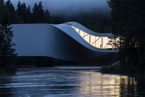 В Норвегии открылся необычный изогнутый мост-музей (12 фото)