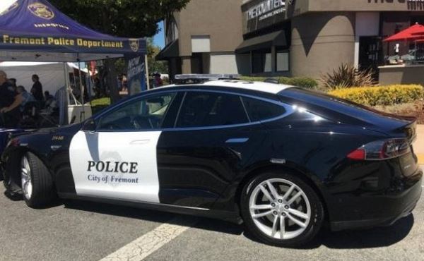 <br />
Полицейская Tesla разрядилась во время погони за преступником<br />
