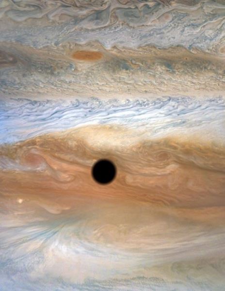 Агентство NASA опубликовало снимки солнечного затмения на Юпитере (4 фото)