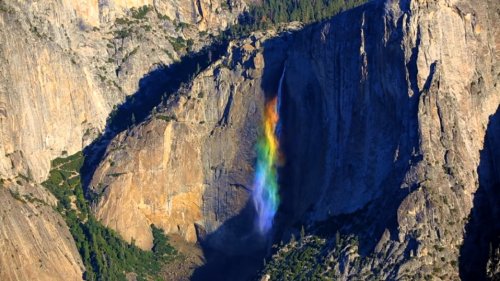 В нужное время и с нужного места в парке Йосемити можно увидеть волшебный водопад, переливающийся всеми цветами радуги (3 фото + видео)